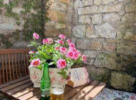 DOMU ANTIGA COLLINAS Encantadora Casa Sarda con Patio privado-Hasta 5 Huéspedes, Hotel in Collinas