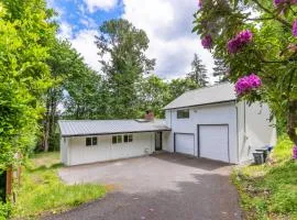 Serene Pet-friendly Home 1 Mile from Bellevue DT