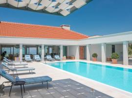 Luxury Villa Bracchia Magic Retreat I with large heated pool & spa on Brač, Hotel in Škrip