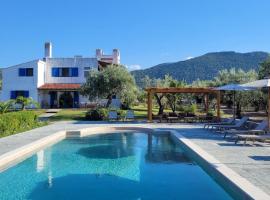 Beachfront cottage house in olive grove, hotel em Arkítsa