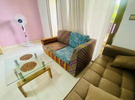 grande residence climatisée avec un balcon, hôtel à Anono