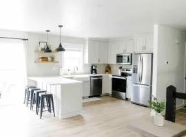 The Southview Home Newly Renovated Hot Tub Game Room