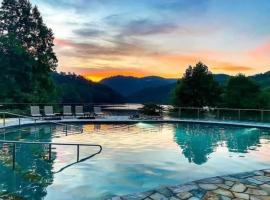 Best of Bear Lake- Pool- Golf- Lake and Mtn Views, Hotel in Tuckasegee