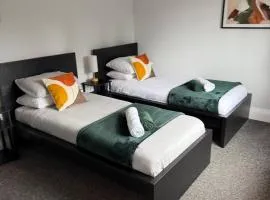 2BDR House, Contractor Stays, Families, Close to City Centre & Hospital, Free Parking, Sleeps 5!