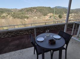 Gîte La Vallée RDC Neyrac-les-Bains – hotel w mieście Meyras