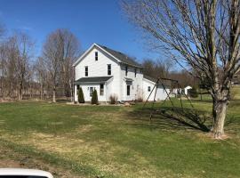 Meadow View at Chautauqua Lake • 1.5 Acres • Sleeps 10, hotel sa Bemus Point