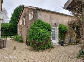 Petit Logis au calme avec piscine, hotel din Chillac