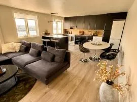 Modern Waterfront 4BR Apt with Dock & Free Parking