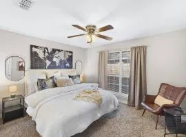 Spacious 2BR House, Steps from A&M - King - Patio