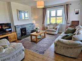 Sea Retreat Quilty - Coastal home near Spanish Point & Lahinch, hotel sa Quilty