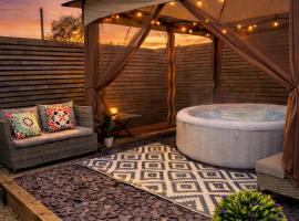 Cozy 2BR Getaway - Private Hot Tub & Bath Retreat, готель у місті Бат