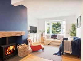 Modern Coastal Retreat in Salcombe, Sleeps 6, Pet Friendly, 2 Car Spaces, Walk to Beaches and Town: Salcombe'de bir otel