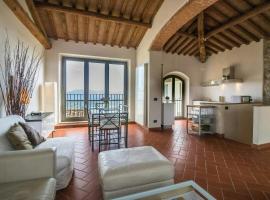 Spacious Apartment With Pool Near Lucca, Hotel in Matraia