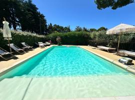 Villa des Sables, Hotel in Tresques