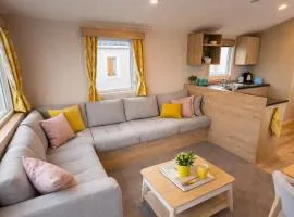 M&B Holiday Home 2025 Cozy Beach side Caravan 4 Beds, 3 Sofa Bed, 7 Sleep, Wifi, Tea and Coffee, Free Parking