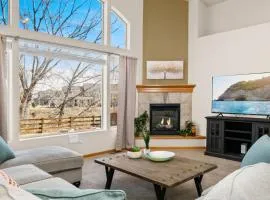 Cabin-Style Group Retreat Near RMNP, Lakes and Golf