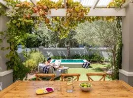 Lush garden 3 bedroom house