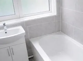 Modern 2-Bedroom Contractor Apartment Near Elizabeth Line Woolwich Fast WiFi & Parking