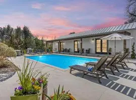 Miles Manor - Pool 2 Hot Tubs & Walk to Main