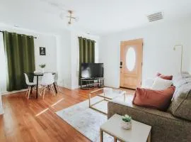 2 Miles to Downtown, Cozy Green Cottage 2 BR 1 BA