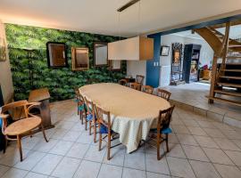 Gîte rénové XVIIIème siècle, animaux acceptés, jardin clôturé - FR-1-583-452, Hotel in Semmadon