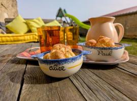 Gîte rénové XVIIIème siècle, animaux acceptés, jardin clôturé - FR-1-583-452, hotel i Semmadon