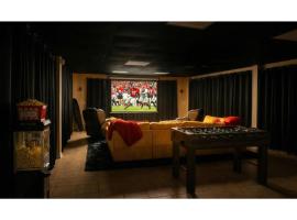 Massage Chairs - Theater Room - By UGA - Swing Set, hotel di Athens