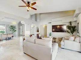 Luxury home w private pool & optional pool heat, rooftop patio & mountain views