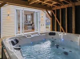Cosy Studio Cabin with Optional Hot Tub Lilliput near Sandbanks beach, Hotel in Poole