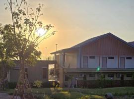 The Y Habitat, hotel a Kanchanaburi