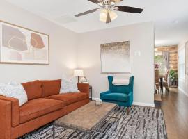 Modern Asheville Townhome 6 Min to Downtown Fire Pit Patio, Hotel in Asheville