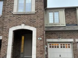 Warm and Cozy Woodbridge Guesthouse- Close to Wonderland and Groceries
