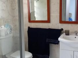 Karelizeguesthouse, hotel a Edenvale