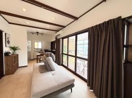 ゲストハウス若松 北九州 高台の古民家一棟貸し 駐車場1台付: Kitakyuşu şehrinde bir otel