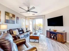 Bright and spacious mountain-view home with pool hot tub on-site, golfing nearby