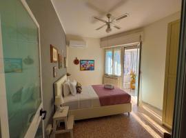LA VERANDA BLU - Refined Marine-Inspired Apartment ,Central NETTUNO, steps to the sea & beaches, close to the train station – hotel w mieście Nettuno