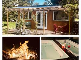 Wattle Creek Cottage - Country Cottage Retreat with Hot Tubs and Fire Pit, hotel a Amberley