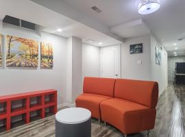 Cozy Suite! Separate Entry, 1 Parking: Newmarket şehrinde bir otel