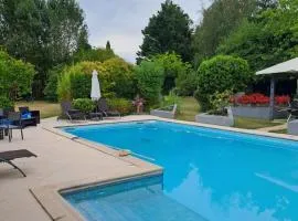Chambres privées dans une maison avec piscine