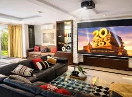 Low-Rise House for Groups Near BTS & EmDistrict For Spacious Cozy Stay