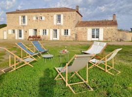 Grande maison - Jardin et piscine - 15 mn des plages, hotel i Vairé