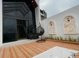 Villa with jacuzzi, Damar Ningrum 5