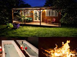 Wattle Creek Cottage - Private Cottage Retreat with Hot Tubs and Fire Pit, hotel v mestu Amberley