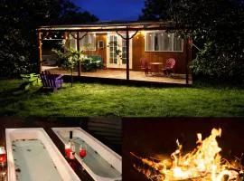 Wattle Creek Cottage - Private Cottage Retreat with Hot Tubs and Fire Pit