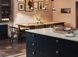 Historic Brewery Cottage in Dorset Village Sleeps 10