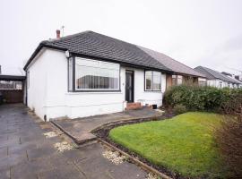 Spacious Home 10 mins to Airport & Braehead - Pass the Keys, hotel a Renfrew