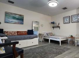 Suit with Kitchen & Bath, hôtel à Cocoa