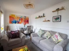 Cosy 2 bed apartment 5 min walk to town centre Perfect for contactors, business people or just having a weekend break