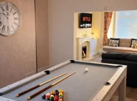 Brand new, sleeps 11, games room, smart tv every room, free parking, close to A63, Siemens, MKM stadium, HRI
