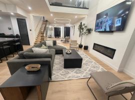 Downtown Luxe Stay - High River, hotel v destinaci High River